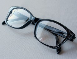Retro black eyewear with graduated glitter effect 